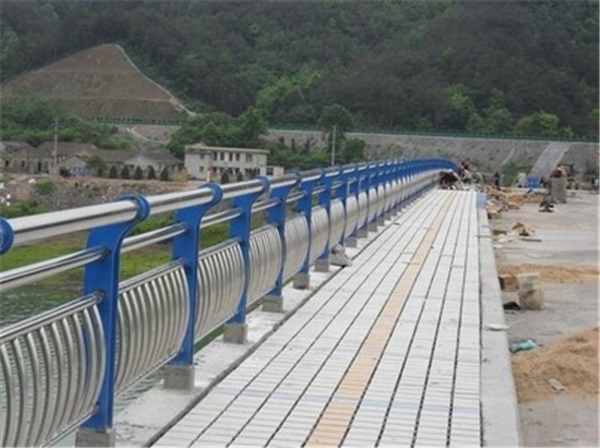 不銹鋼橋梁護欄的特性及其在現代建筑中的應用